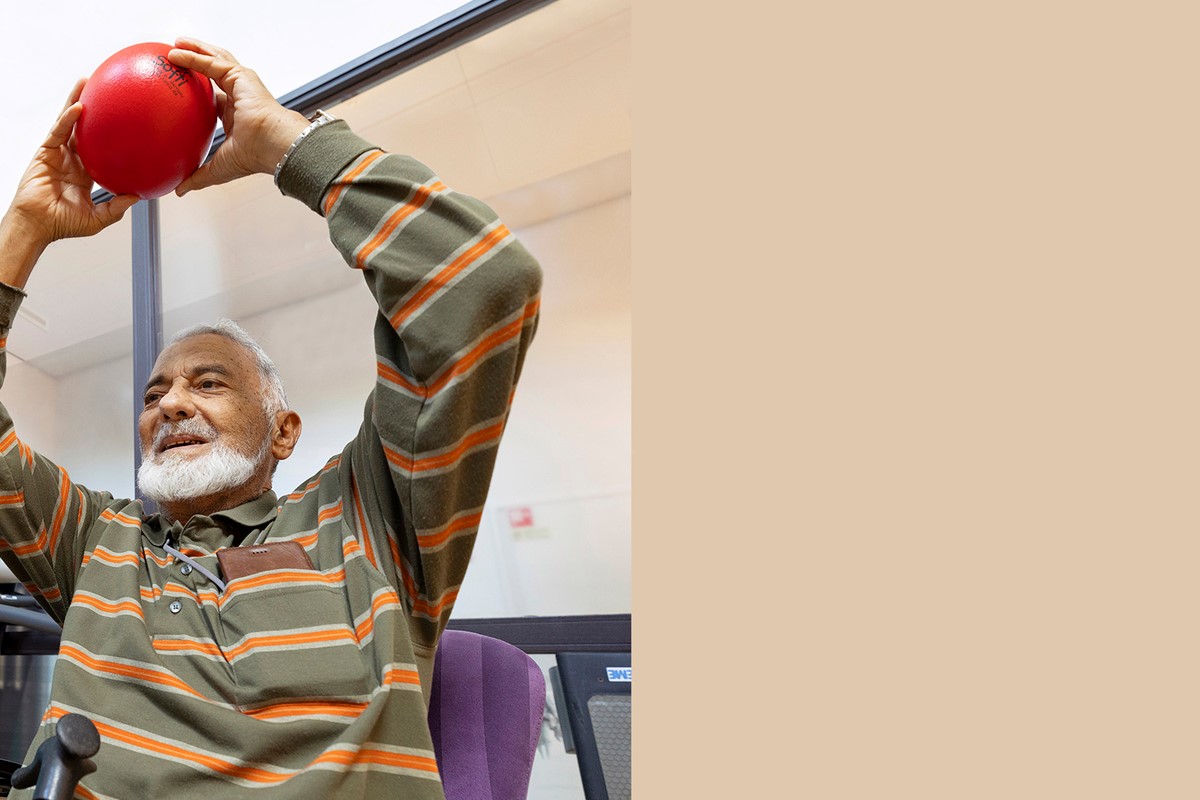 Fysiotherapeut en man doen oefening met bal