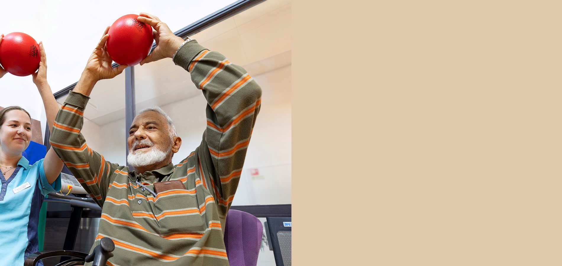 Fysiotherapeut en man doen oefening met bal