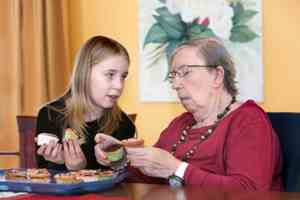 Woonlocatie Weegbree cake eten met kleinkind