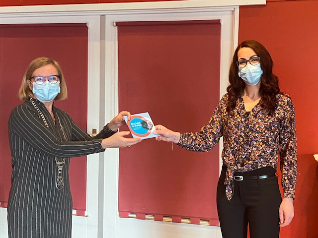 Algemeen_Burgemeester van Wijchen krijgt boekje