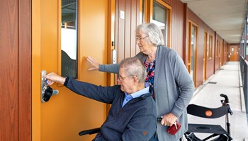 B&BW_De Oogst_cliënten_cliënten oranje deur opendraaien