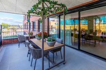 B&BW_Aaron_balkon met tafels en stoelen