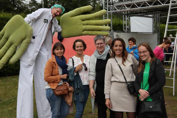 Algemeen_medewerkers_feelgoodfestival met man met groene handen