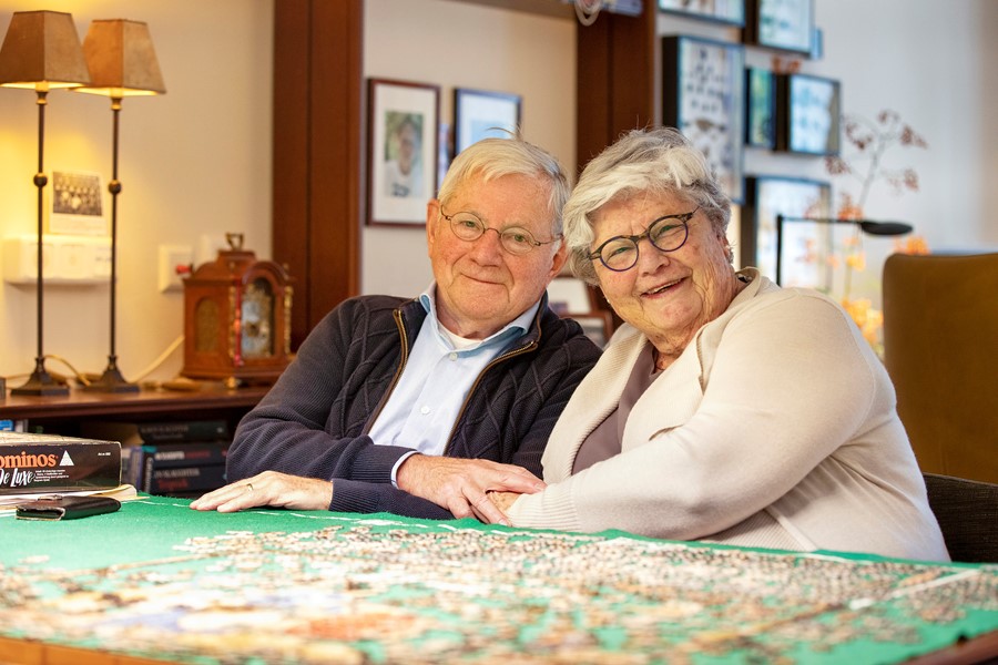 B&BW_Meerstaete_cliënten_sfeervol aan tafel met puzzel