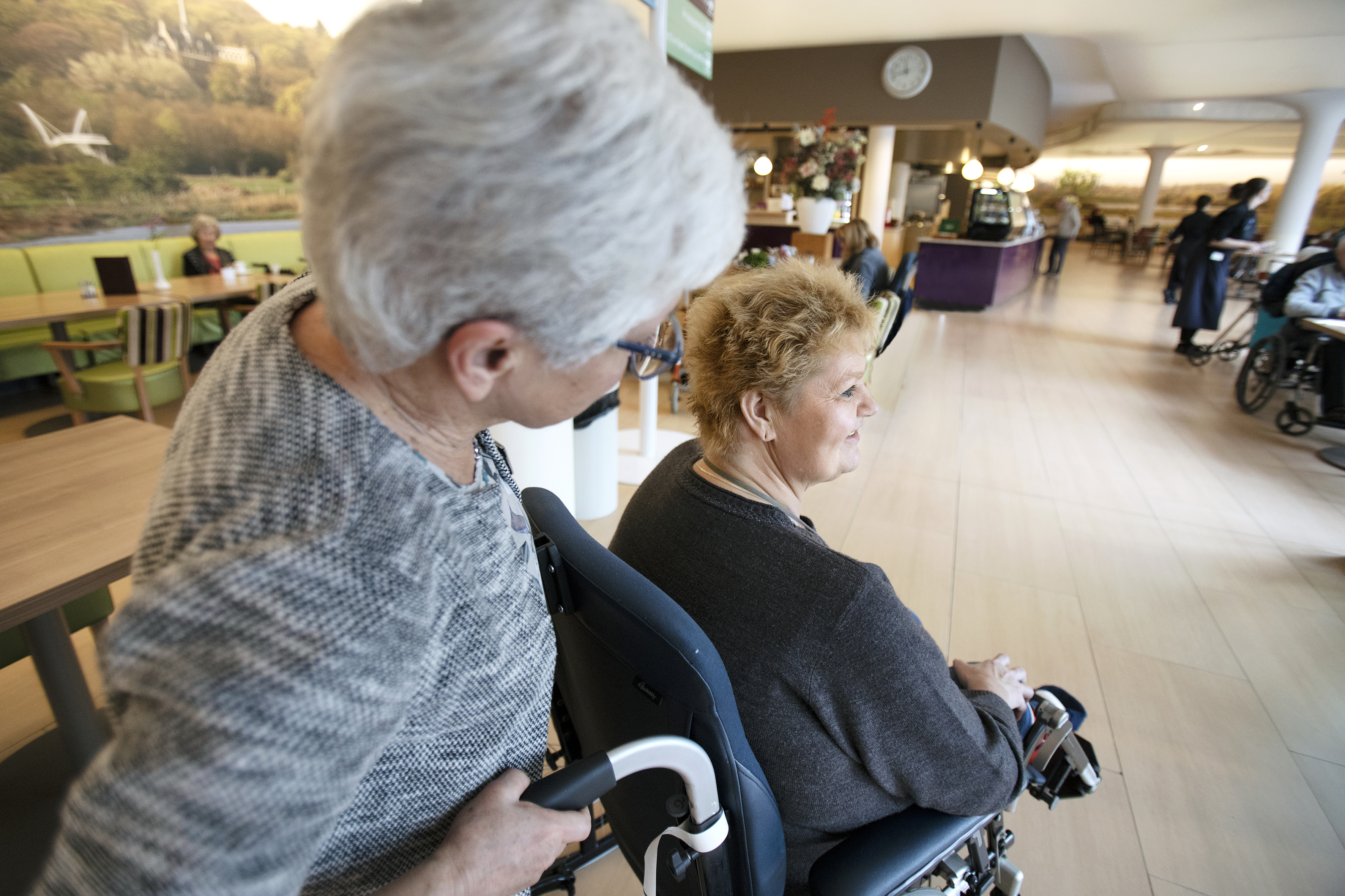 Herstelcentrum_vrijwilliger en cliënt_wandeling met rolstoel in HC