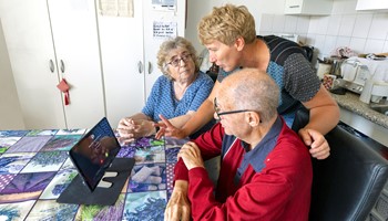 Wijkverpleging_medewerker en cliënten_zorgtechnologie Beeldbellen