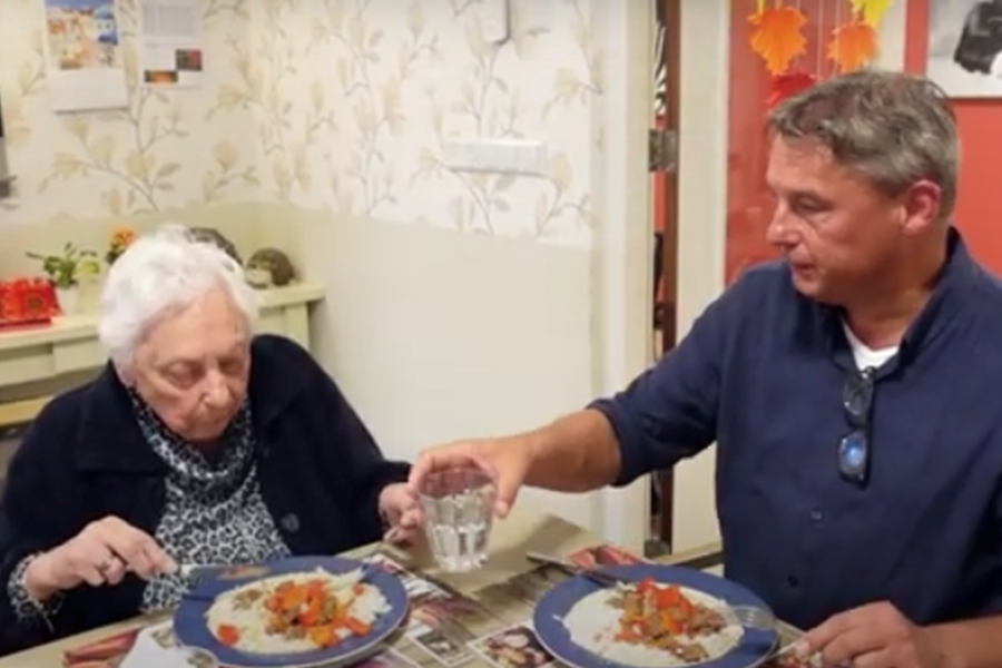 B&BW_Meerstaete_vrijwilliger en cliënt_koken en eten aan keukentafel