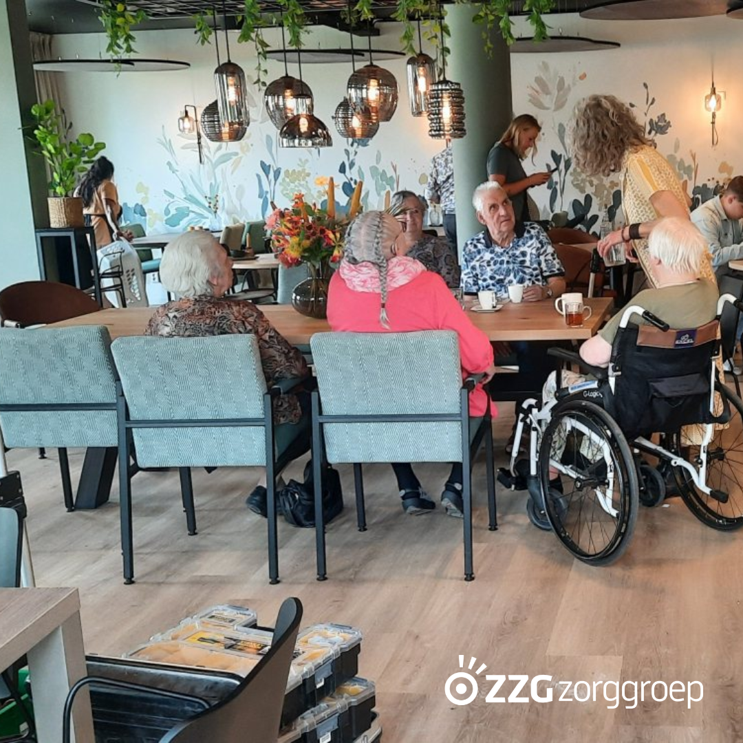 B&BW_Griffioen_cliënten en medewerkers_nominatie Griffioen zittend in gezamenlijke ruimte