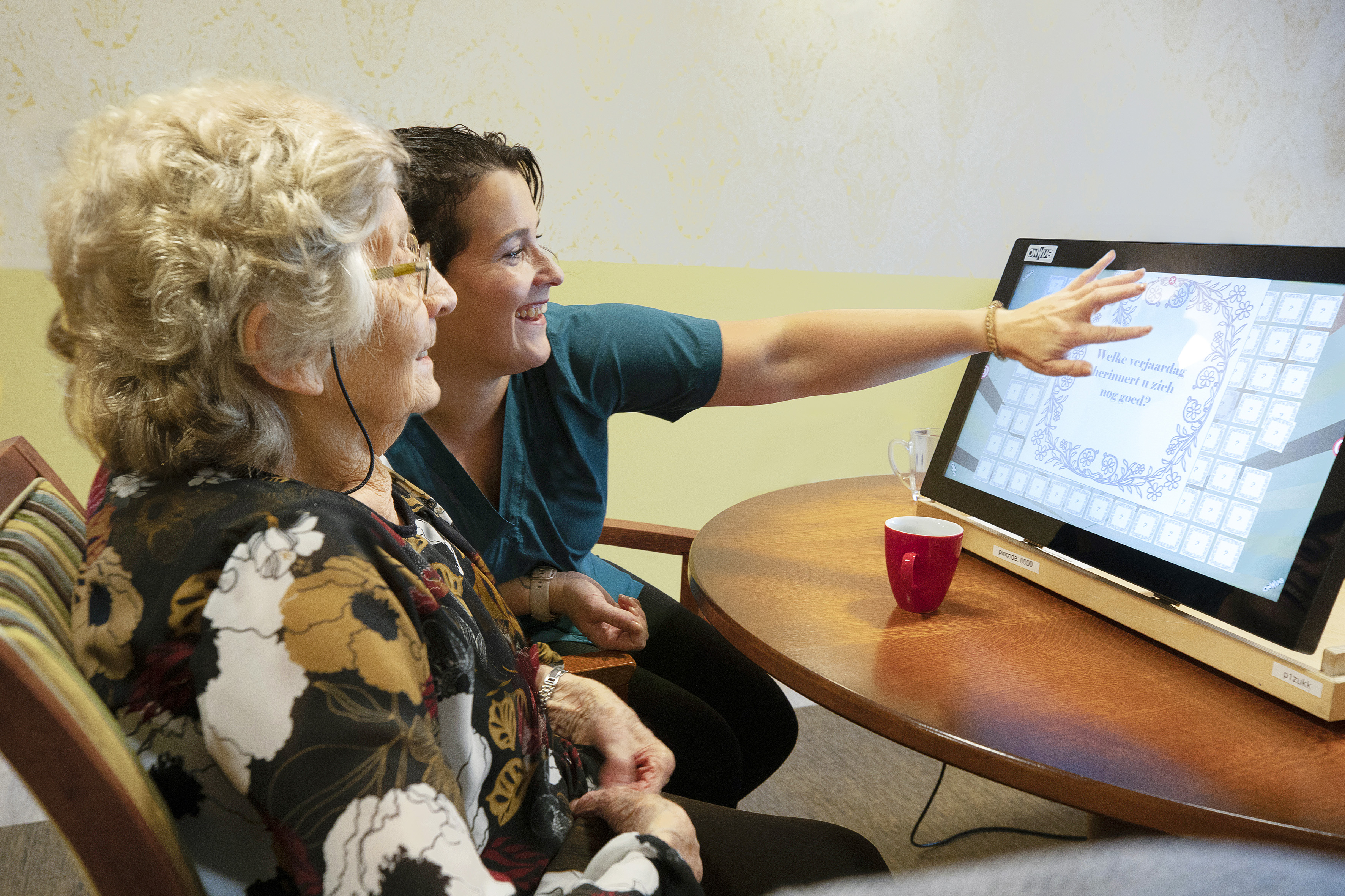 B&BW_Meerstaete_cliënt en medewerker_op scherm spelletjes doen