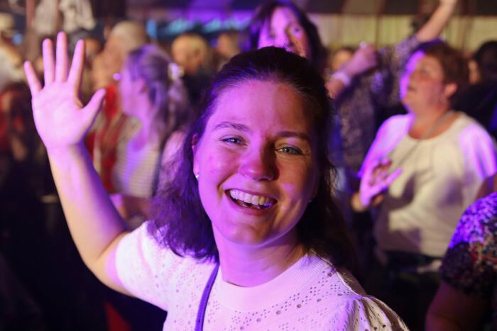 Algemeen_medewerker_feelgoodfestival blije medewerker feest