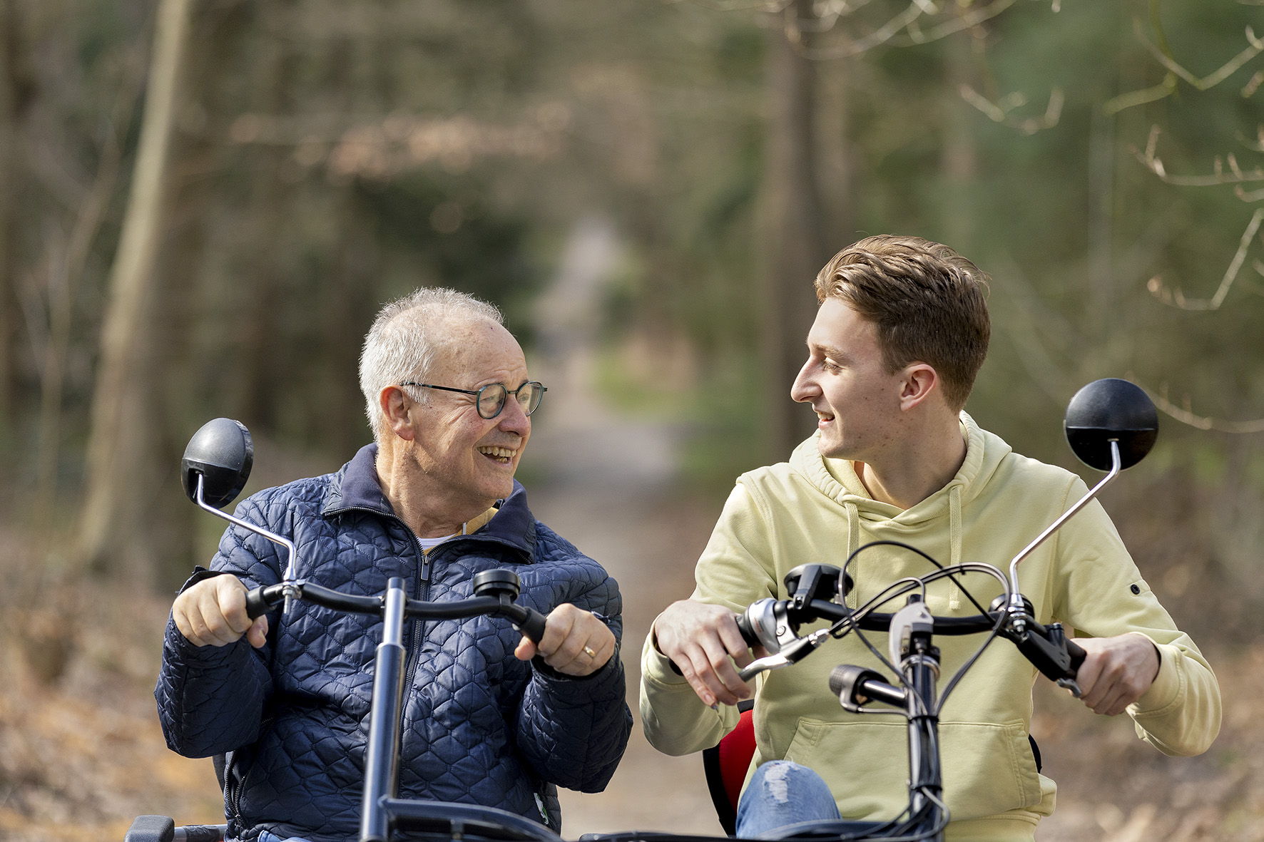 Man en vrouw lopen hand in hand